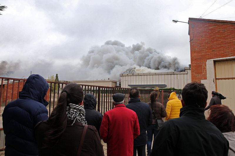 Los vecinos observan el humo provocado por el gran incendio en Burgos