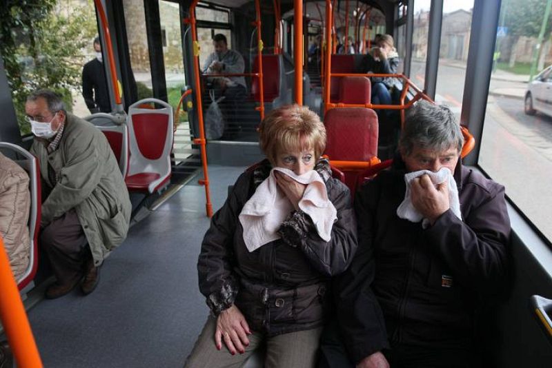 Vecinos de Villafría con evacuados por el incendio en Campofrío