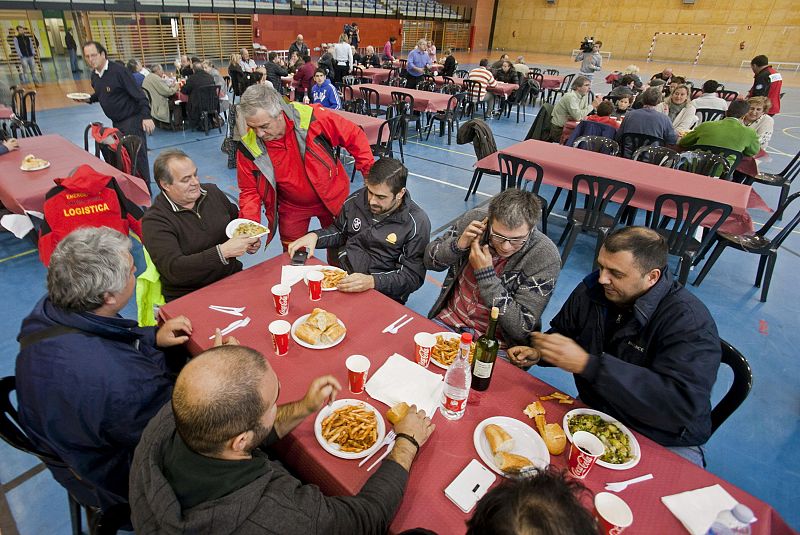 Varios de los vecinos de los barrios burgaleses Villafría y Cotar que han sido evacuados de sus casas a un polideportivo de la ciudad por el incendio de la planta de Campofrío.CAMPOFRÍO
