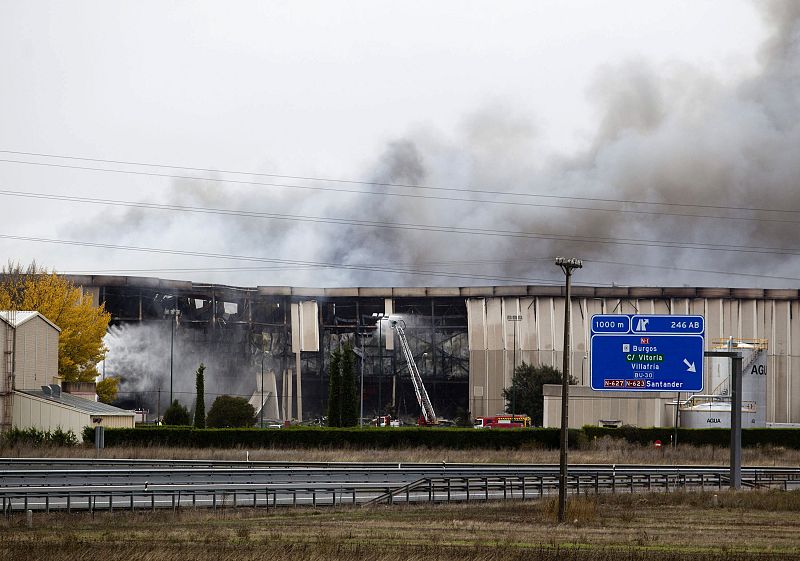Vista de una fachadas que se ha derrumbado en la planta principal de la empresa cárnica Campofrío en Burgos.