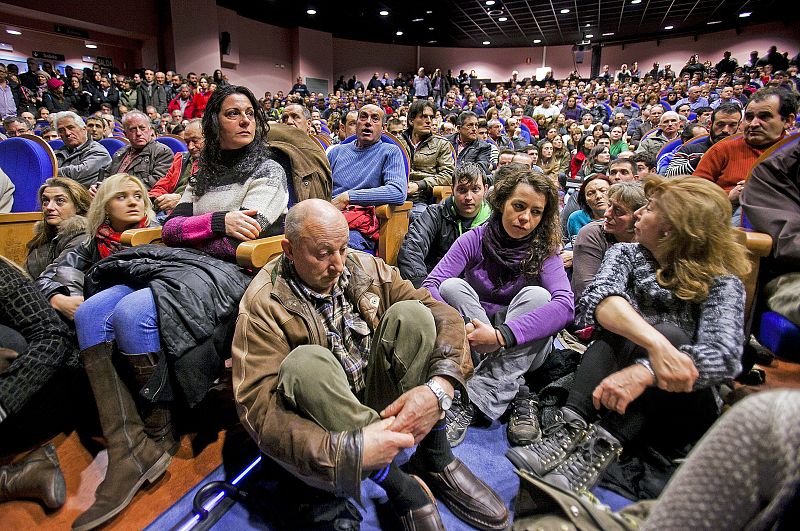 Los trabajadores de la planta de Campofrío durante la reunión que han mantenido con el comité de empresa, sindicatos y el alcalde de la ciudad, para conocer la situación actual, después del incendio.