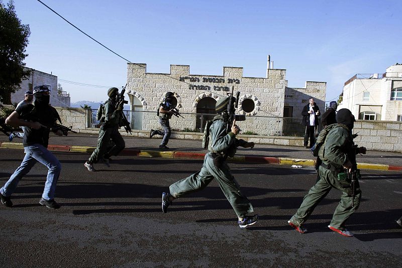 Miembros de las fuerzas de seguridad israelí corren en el barrio de Har Nof, en Jerusalén, donde dos palestinos han atacado una sinagoga