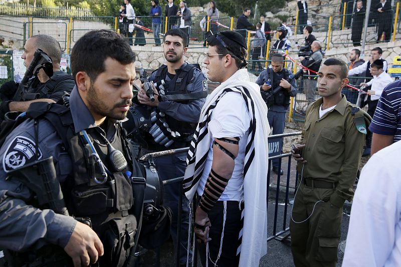 Cordón policial junto a la sinagoga atacada. Los asaltantes tenían cuchillos, hachas y un arma de fuego