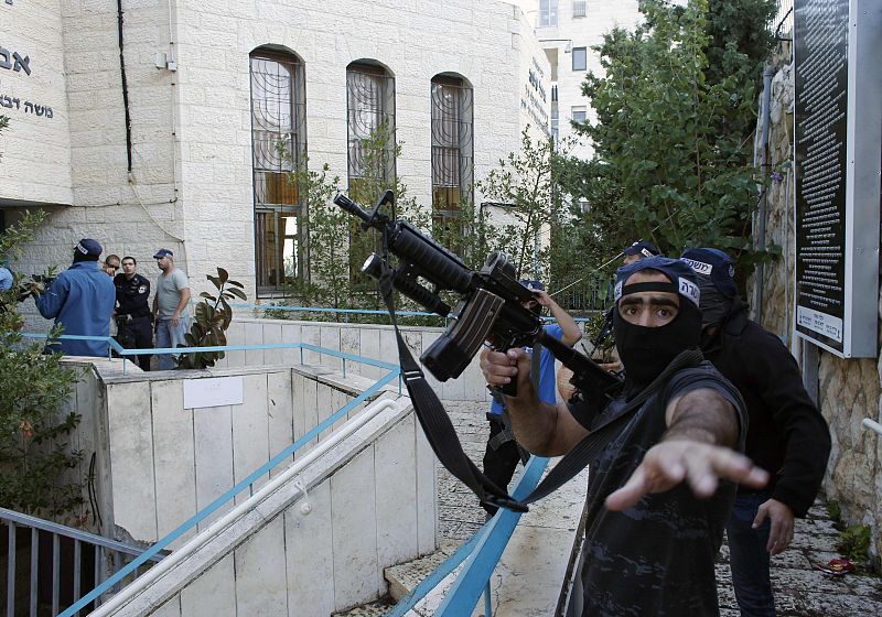 Policías israelíes registran la sinagoga atacada tras dar muerte a los dos asaltantes palestinos