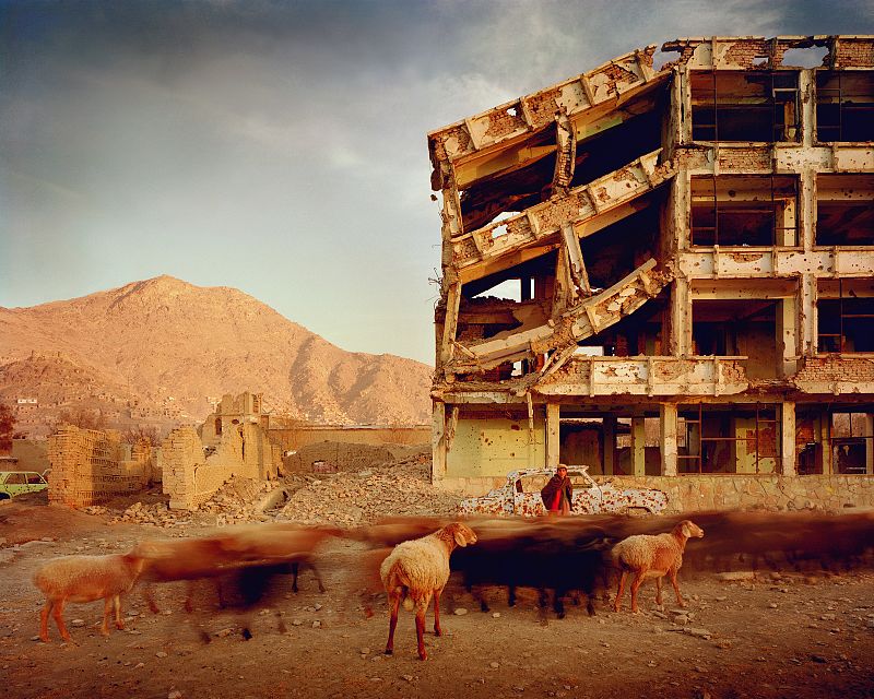 Simon Norfolk, edificio de apartamentos arrasado por la metralla en el distrito Karte Char de Kabul (2003)