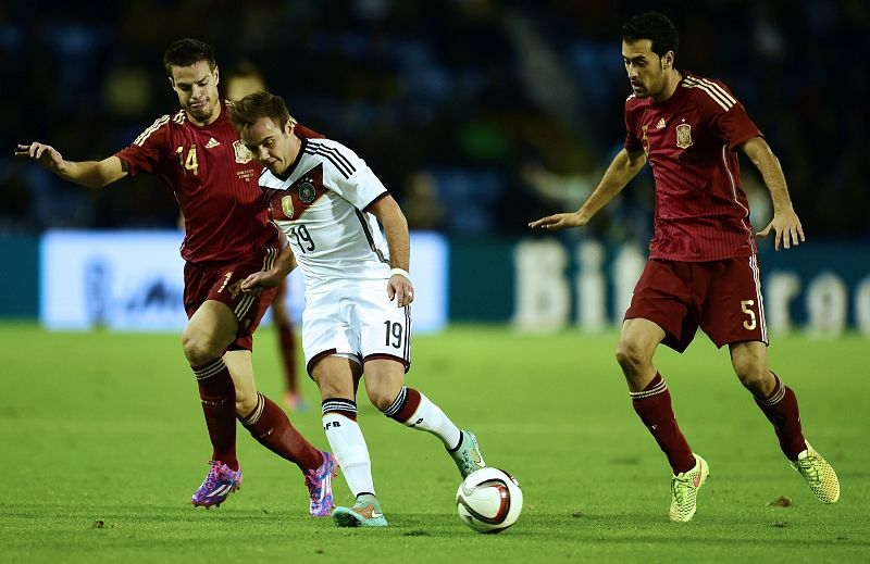 El delantero alemán Mario Gotze, flanqueado por Cesar Azpilicueta y Sergio Busquets.
