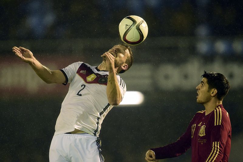 El delantero español Álvaro Morata mira al defensa germano Shkodran Mustafi.