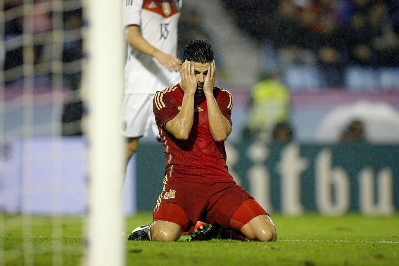 El delantero de la selección española de fútbol, Manuel Agudo 'Nolito' se lamenta por una ocasión fallada.