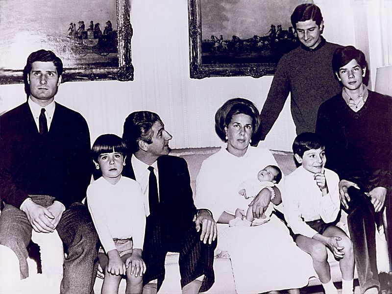 Con Luís Martínez de Irujo, Cayetana tuvo seis hijos: Carlos, Alfonso, Jacobo, Fernando, Cayetano y Eugenia
