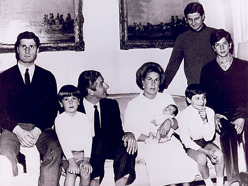 Con Luís Martínez de Irujo, Cayetana tuvo seis hijos: Carlos, Alfonso, Jacobo, Fernando, Cayetano y Eugenia
