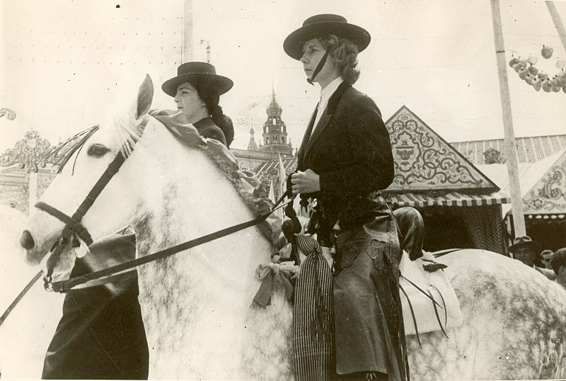 La Duquesa de Alba (en primer término), a caballo