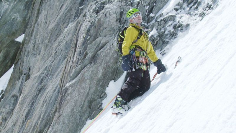 El alpinista Patrick Gabarrou, en la ruta de ascensión del Mont Blanc de Tacul, en los Alpes franceses