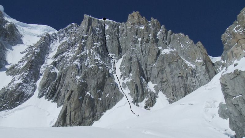 Observamos la línea que marca la ruta a seguir para culminar la ascensión final al Mont Blanc de Tacul