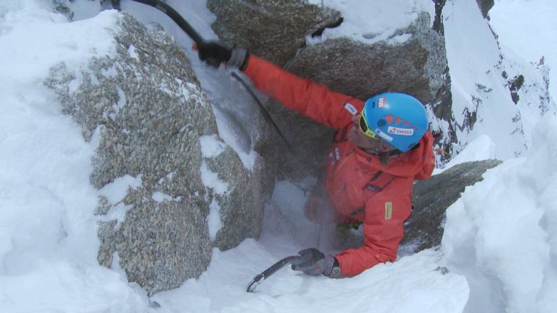 Una imagen de Joan Quintana durante la ascensión sobre el hielo con piolets