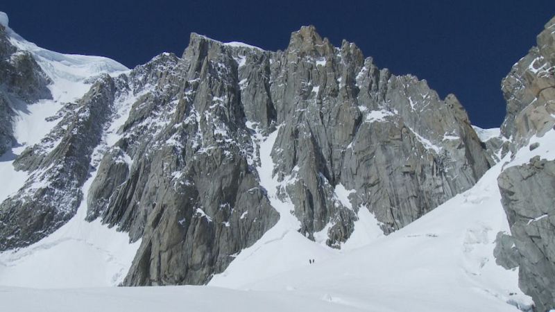 Los alpinistas, al pie de la ruta de ascensión