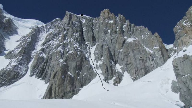   Observamos la línea que marca la ruta a seguir para culminar la ascensión final al Mont Blanc de Tacul