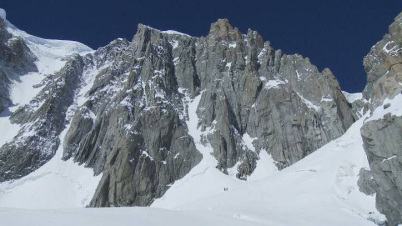   Los alpinistas, al pie de la ruta de ascensión