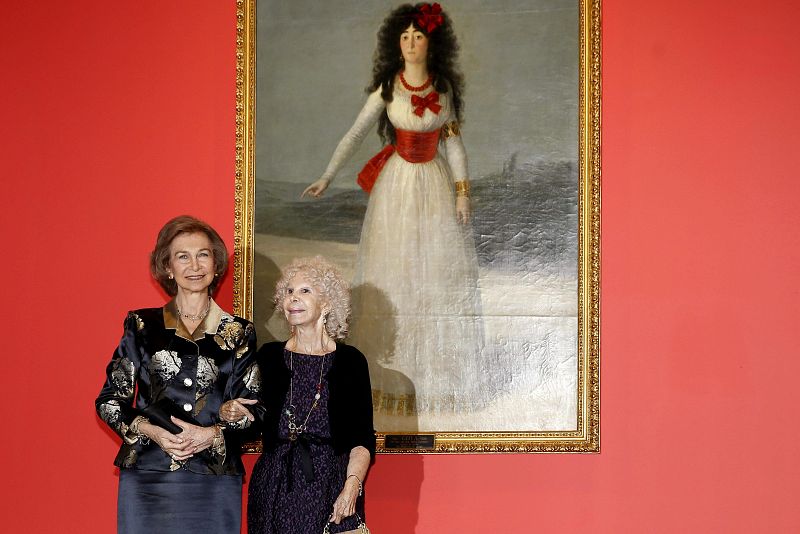 La Duquesa de Alba con la reina Sofía ante el cuadro "Retrato de la Duquesa de Alba de blanco", del pintor Francisco de Goya, durante la visita que realizaron a la exposición "El legado de la Casa de Alba" en 2012
