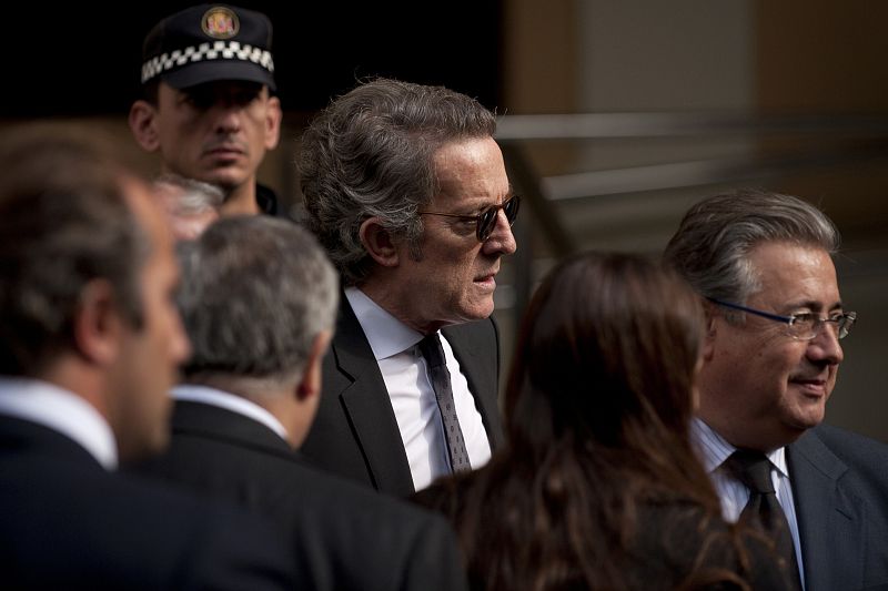 El marido de la duquesa de Alba, Alfonso Díez, contempla como trasladan su féretro