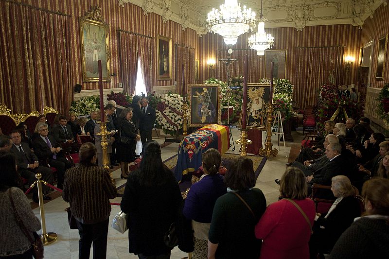 Cientos de personas se despiden ante los restos mortales de Cayetana Fitz-James Stuart