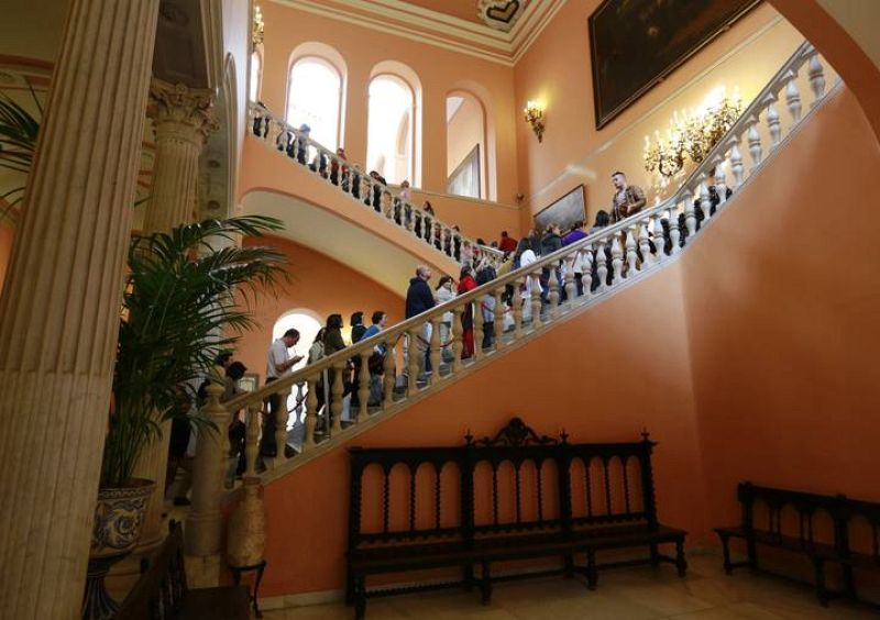 Los ciudadanos hacen cola para despedirse de la duquesa de Alba 