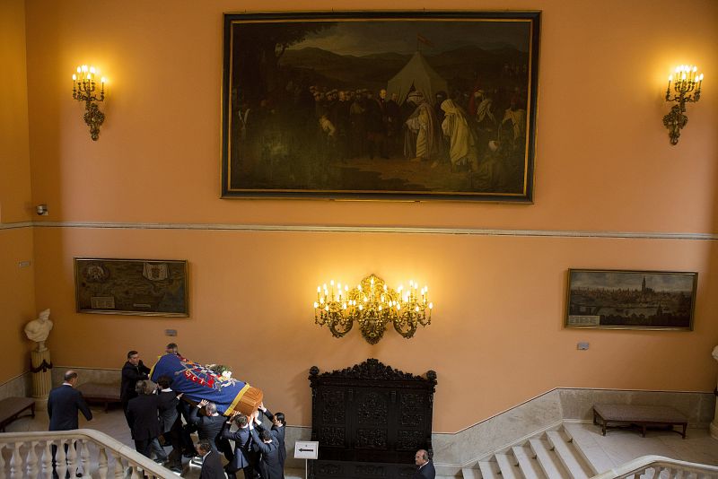 Traslado del féretro por la escalinata del Ayuntamiento de Sevilla