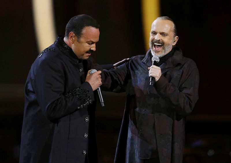 Miguel Bosé y Pepe Aguilar interpretan el teme "Siempre en mi mente" en la ceremonia que reúne a las estrellas de la música latina.