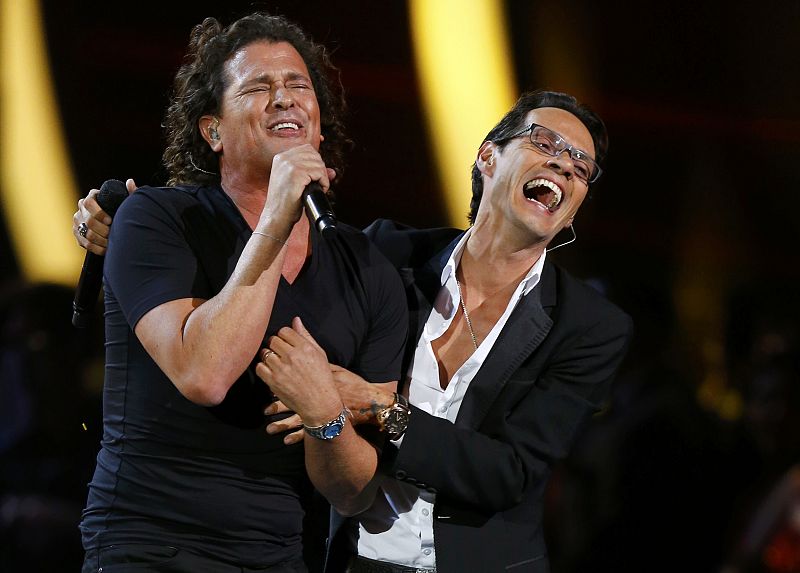 Carlos Vives interpreta "Cuando nos volvamos a encontrar" con Marc Anthony en la gala de entrega de los premios de la música latina.