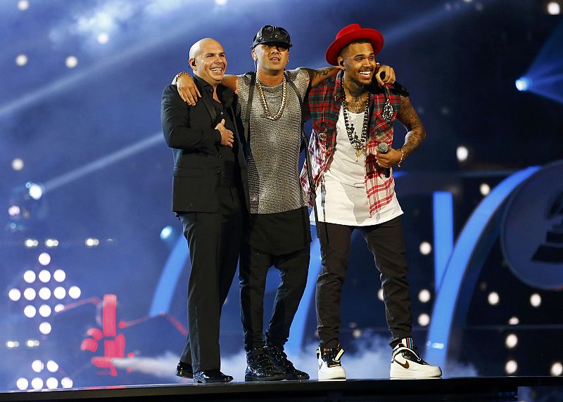Wisen en un momento de su actuación con Chris Brown y Pitbull en la ceremonia de los XV Grammy Latino.