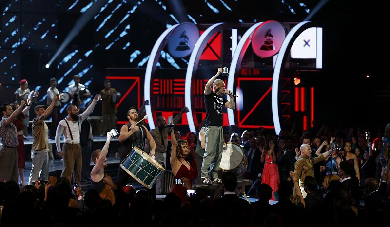 La banda puertorriqueña Calle 13 en su actuación en la XV gala de los Grammy Latino.