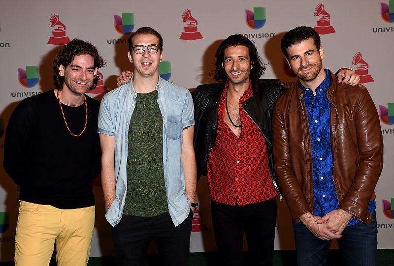 Los componentes del grupo latino Magic! en la alfombra roja de los Grammy Latino 2014.