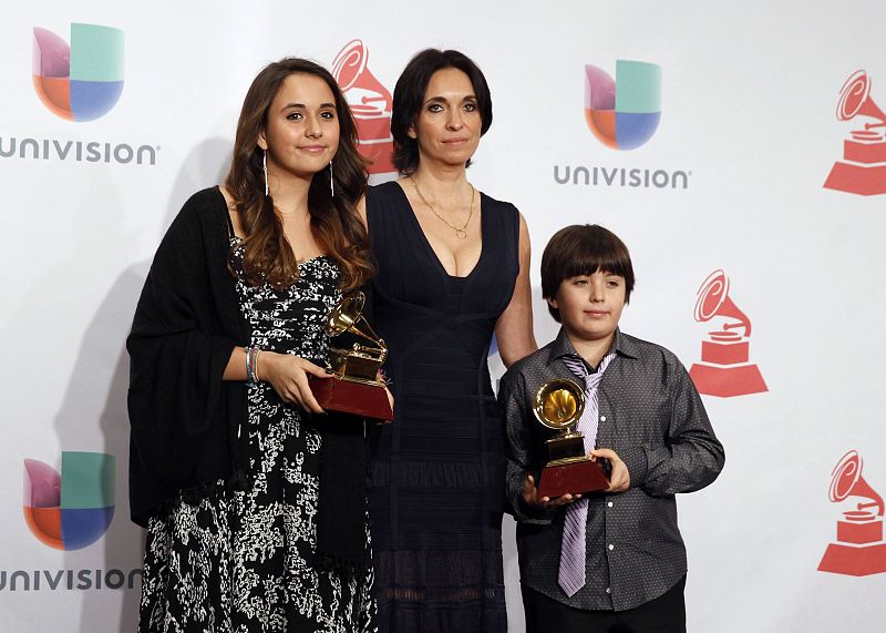 Gabriela Carrasco, viuda del guitarrista flamenco espaGabriela Carrasco, viuda del guitarrista flamenco español Paco de Lucía, posa para la prensa con sus hijos Antonia y Diego después de recoger el premio póstumo a Mejor Álbum Flamenco del año.