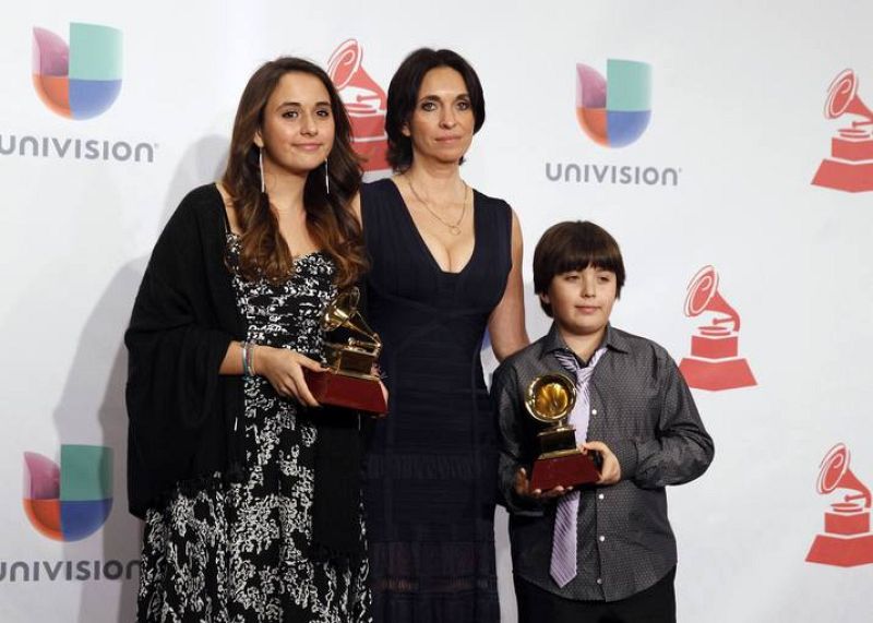Gabriela Carrasco, viuda del guitarrista flamenco español Paco de Lucía, posa para la prensa con sus hijos Antonia y Diego después de recoger el premio póstumo a Mejor Álbum Flamenco del año.