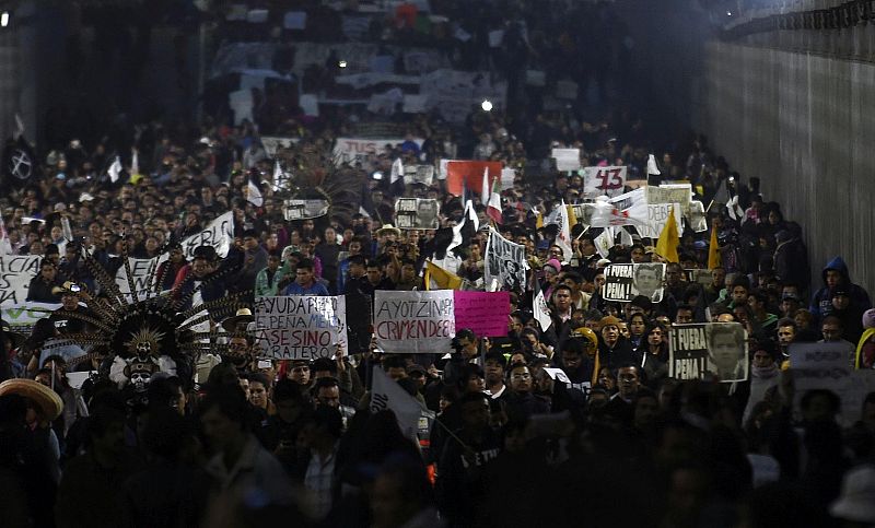Estudiantes y familiares de las víctimas protestan en la Avenida Eje Central, en México DF, por la desaparición de 43 estudiantes en iguala, Guerrero
