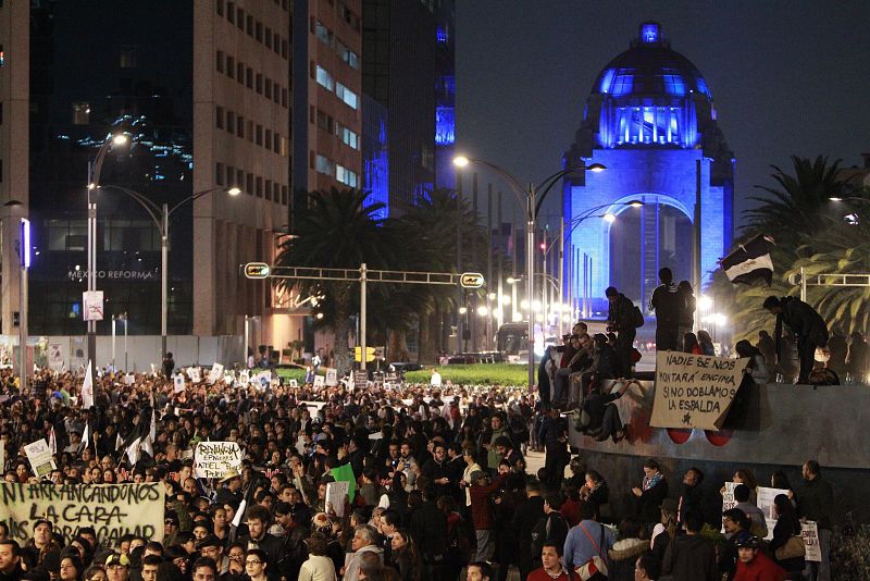 Tres marchas de distintas procedencias han confluido en México DF para terminar en el Zócalo la protesta por la muerte de 43 estudiantes en Iguala, Guerrero