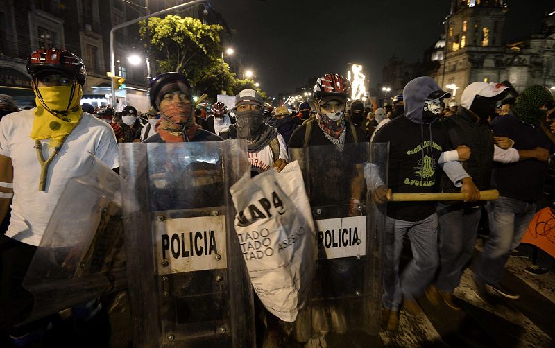 Grupos de estudiantes de Ayotzinapa llegan a la plaza del Zócalo, en Ciudad de México, para protestar por la desaparición de sus compañeros