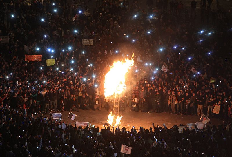 Vista general de la plaza del Zócalo, donde han confluído las tres marchas convocadas en protesta por la desaparición de 43 estudiantes en Iguala, Guerrero