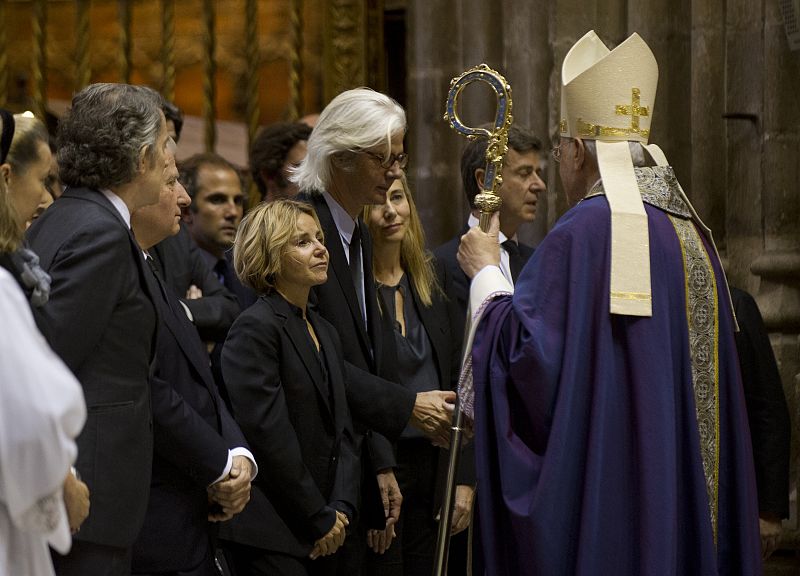 El cardenal de Sevilla Carlos Amigo se aproxima a los familiares de la duquesa