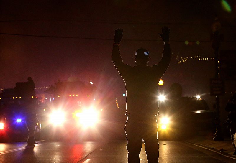 Centenares de personas han tomado las calles de Ferguson.