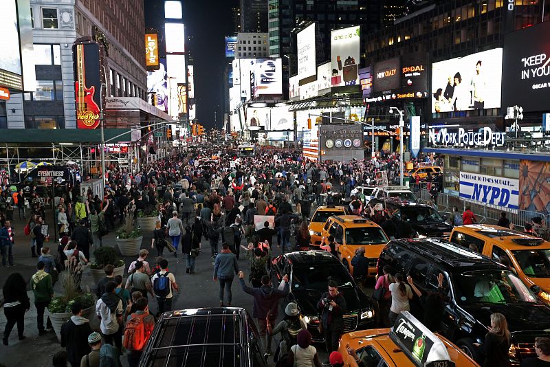 Cientos de manifestantes marchan por la Séptima Avenida entorpeciendo el tráfico en Nueva York.