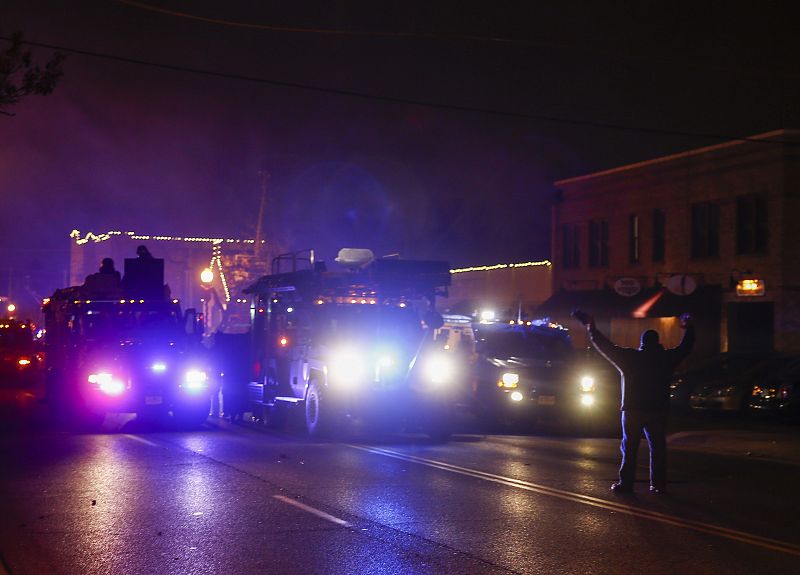 LA NO IMPUTACIÓN DEL POLICÍA QUE MATÓ A JOVEN NEGRO INDIGNA A FERGUSON