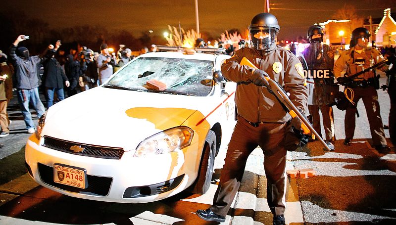 LA NO IMPUTACIÓN DEL POLICÍA QUE MATÓ A JOVEN NEGRO INDIGNA A FERGUSON