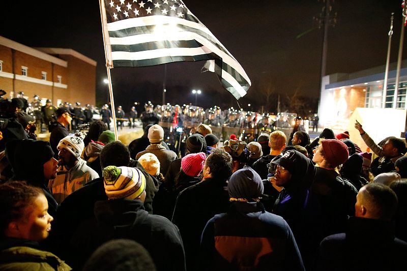 LA NO IMPUTACIÓN DEL POLICÍA QUE MATÓ A JOVEN NEGRO INDIGNA A FERGUSON