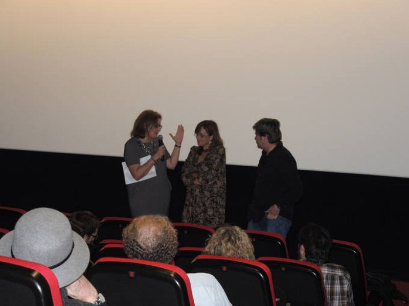   Ana Peláez, directora del programa 'Imprescindibles' de La 2, presenta a Gemma Soriano, guionista del documental 'El buen anfitrión', y Sergi Castelar, realizador del mismo