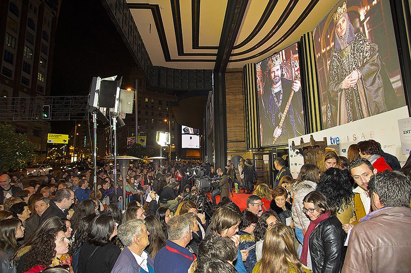Los fans isabelinos dicen adiós a la reina