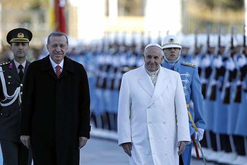 El presidente turco, Recep Tayyip Erdogan (i), y el papa Francisco pasan revista a la guardia de honor durante la ceremonia de bienvenida.