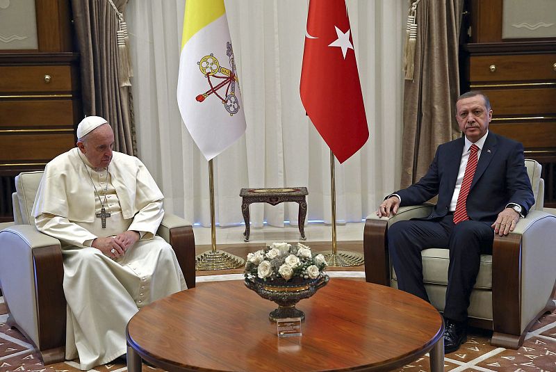 Imagen cedida por la Oficina presidencial de Turquía del papa Francisco y el presidente turco Recep Tayyip Erdogan (dcha) durante la reunión mantenida en el palacio presidencial de Ankara, Turquía.