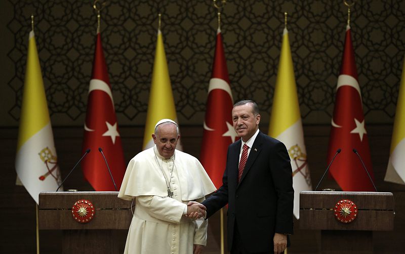 El papa Francisco saluda al presidente turco Recep Tayyip Erdogan (dcha) durante la rueda de prensa ofrecida tras la reunión mantenida en el palacio presidencial.