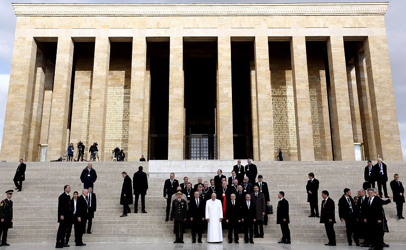 El pontífice (c) visita el Mausoleo de Mustafa Kemal Ataturk, fundador de la Turquía moderna, en Ankara (Turquía).