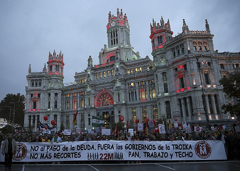 Las llamadas Marchas por la Dignidad a su paso por la plaza de Cibeles, camino de la Puerta del Sol.